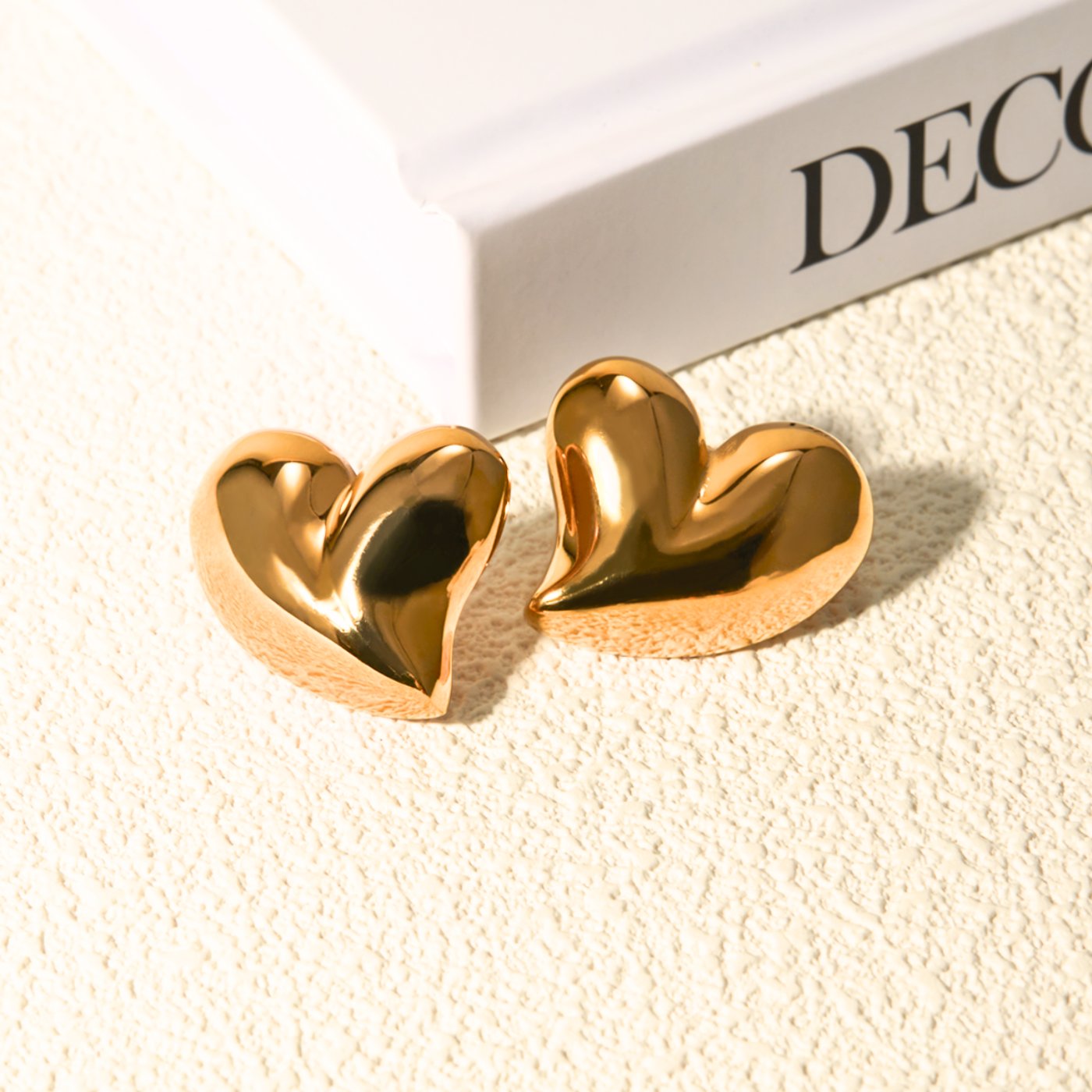 Gilded-Heart-Charm-Earrings-brincos