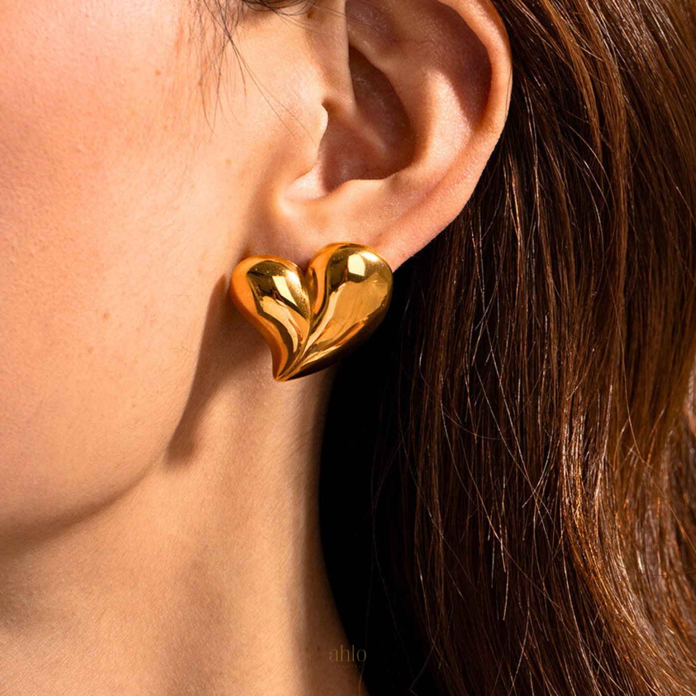 Gilded-Heart-Charm-Earrings-brincos