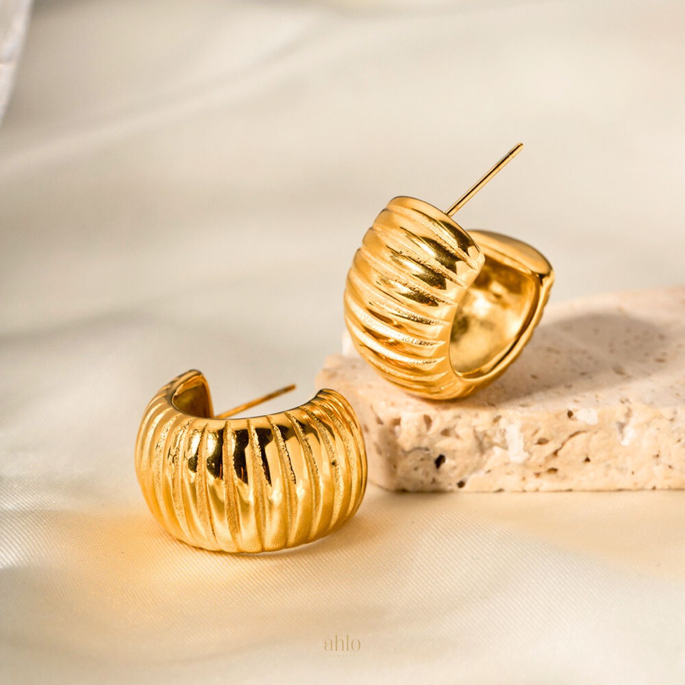 Golden-Croissant-Earrings-brincos