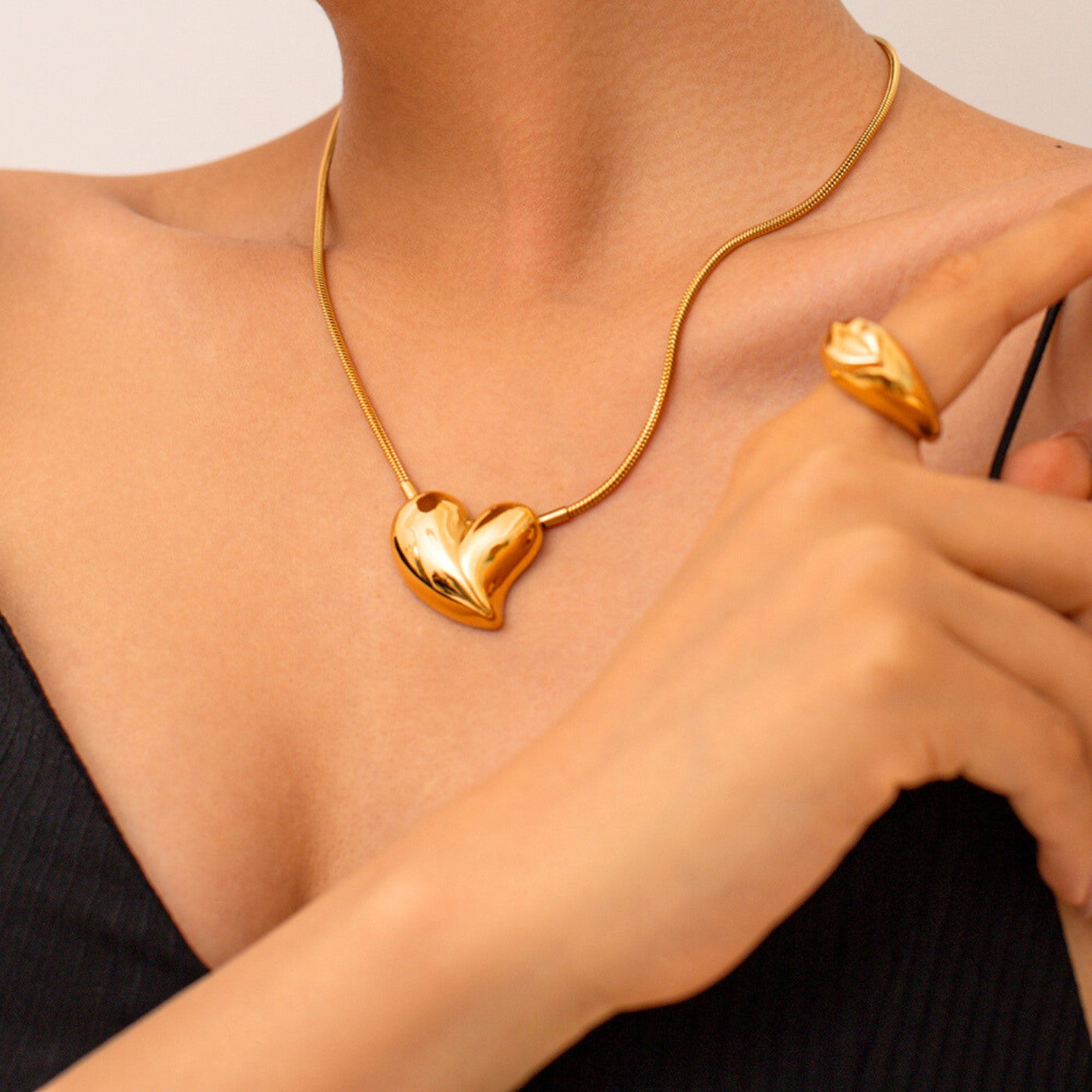 Hearty-Glamour-Necklace-colar-trendy-heart-gold