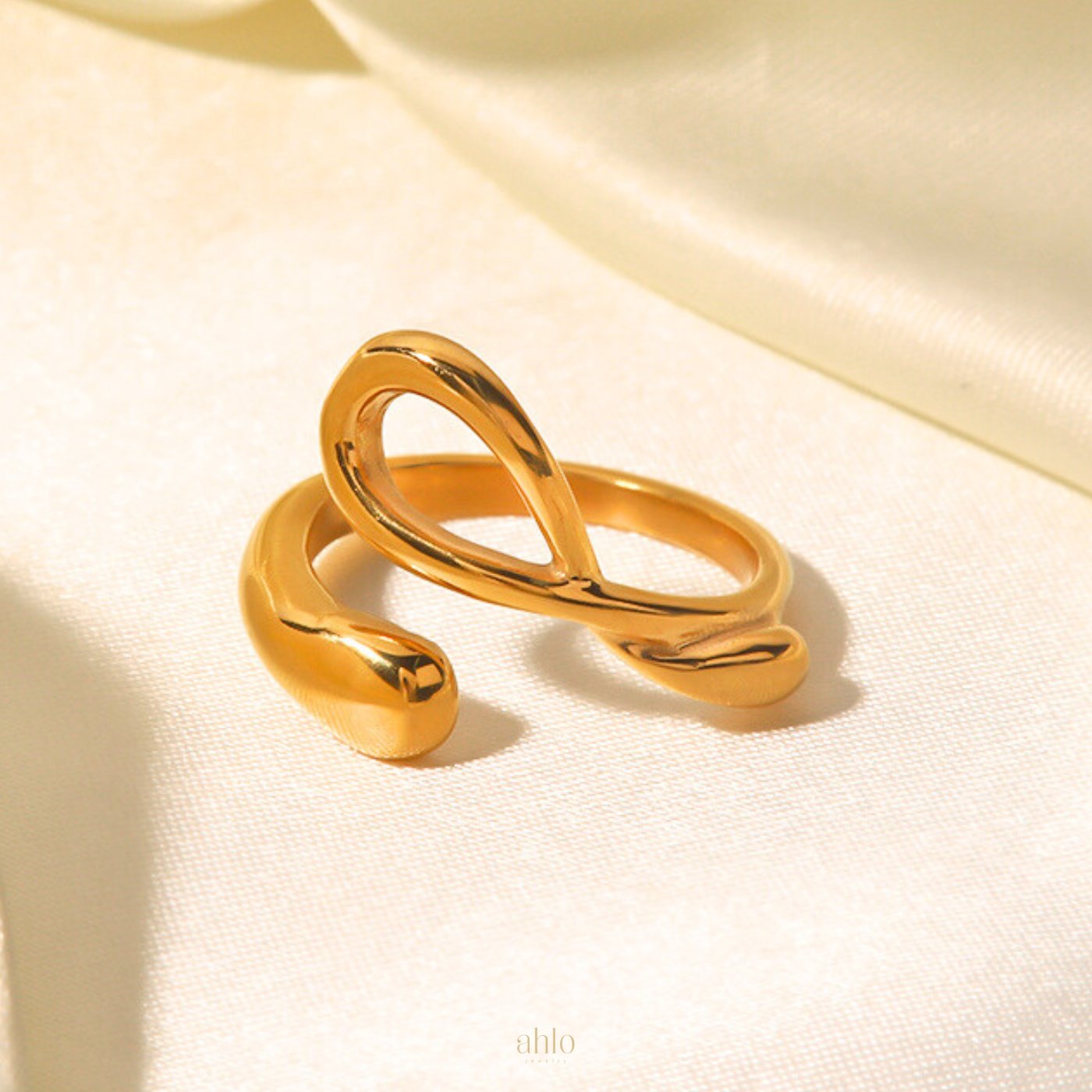 Infinite-Twist-Ring-ouro