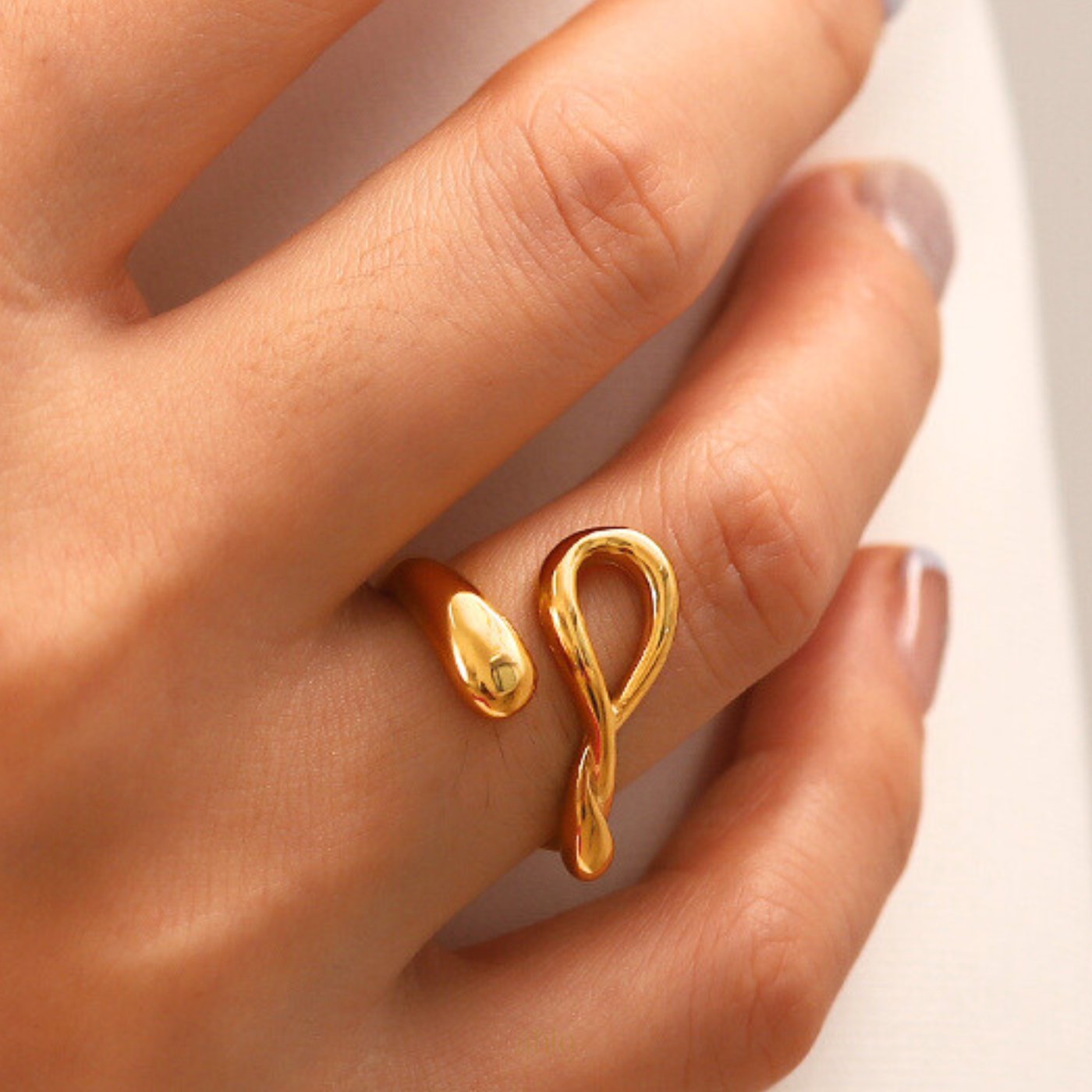 Infinite-Twist-Ring-ouro