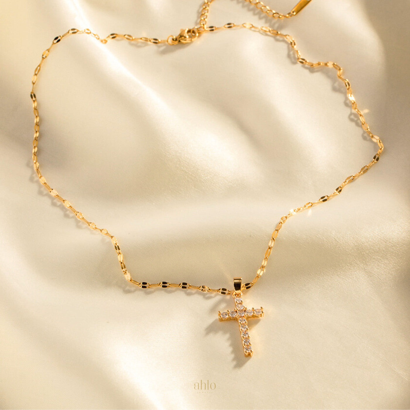 Shimmering-Cross-Necklace-cruz