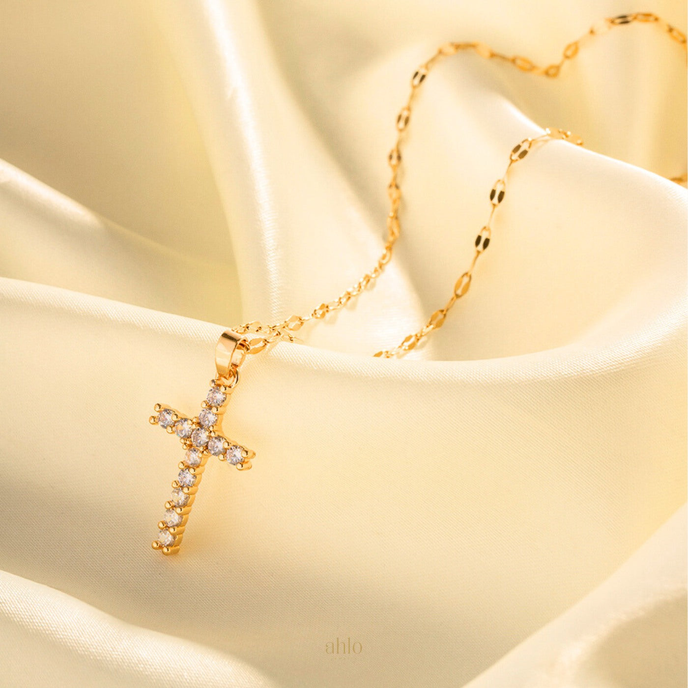 Shimmering-Cross-Necklace-cruz