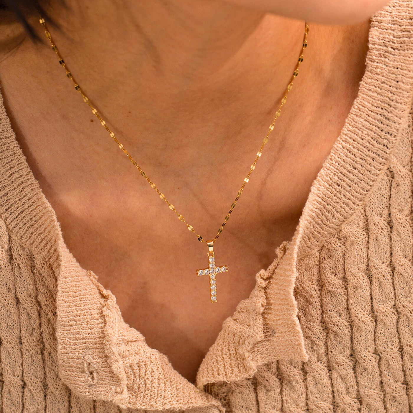 Shimmering-Cross-Necklace-cruz