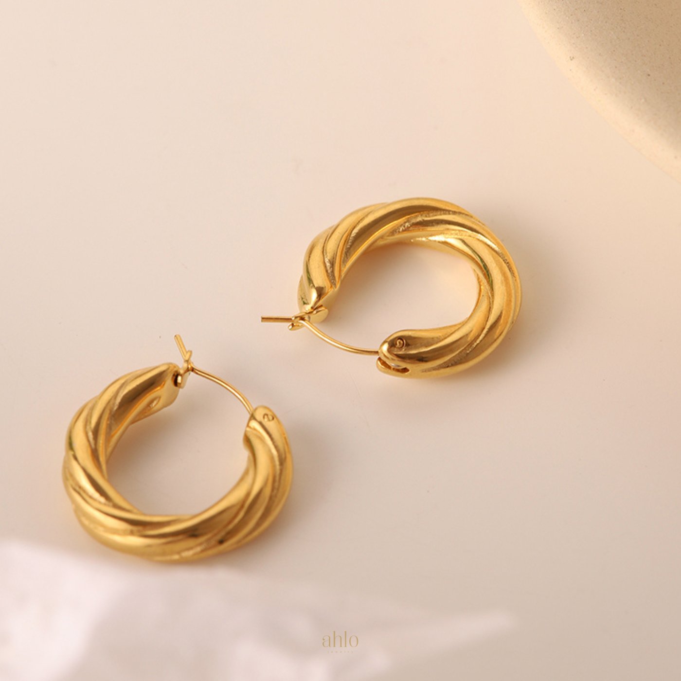 Twisted-Elegance-Hoop-Earrings-brincos