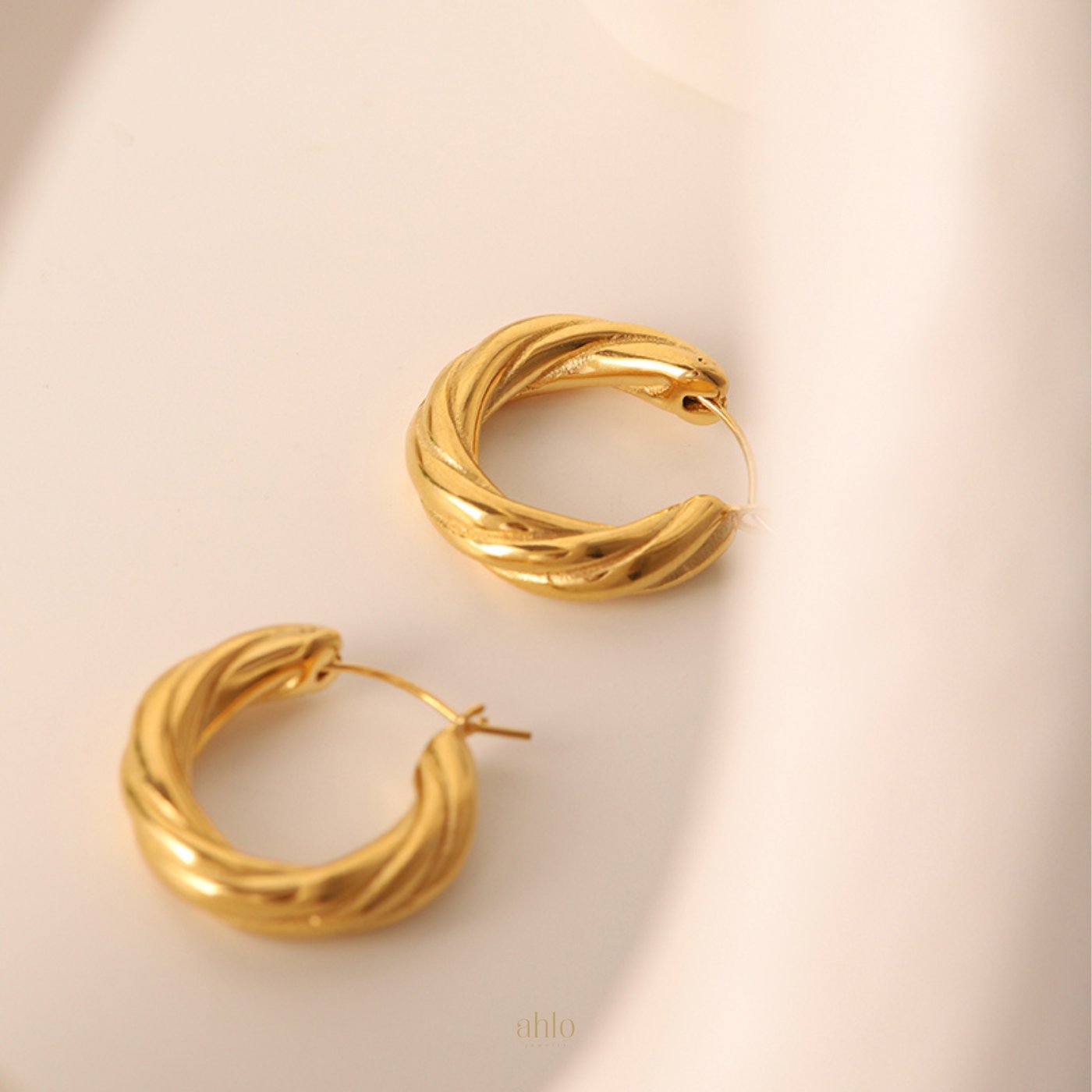 Twisted-Elegance-Hoop-Earrings-brincos